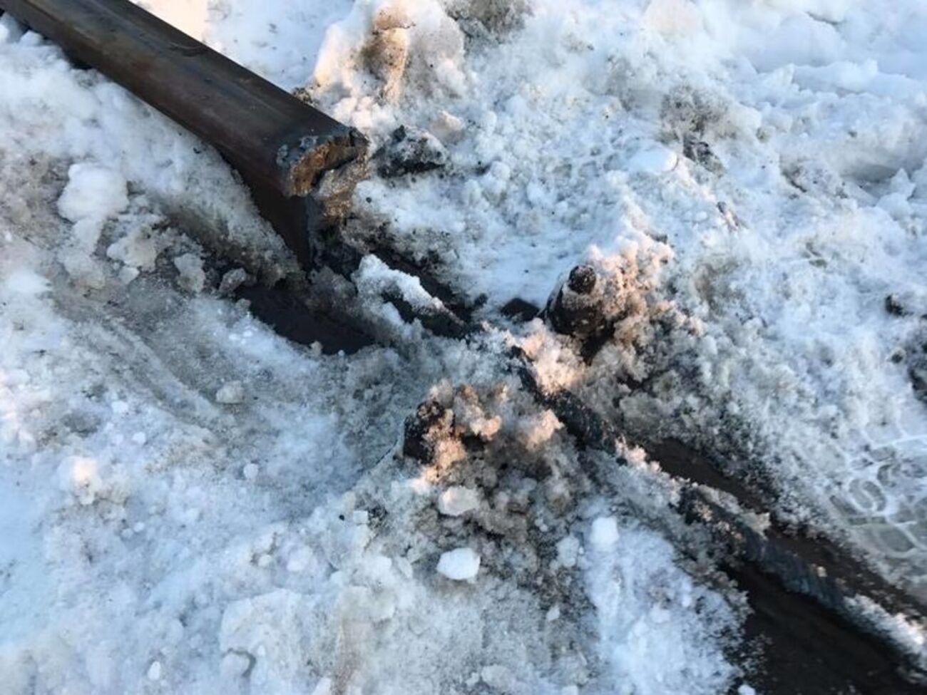 Неизвестные демонтировали небольшой участок железнодорожных путей в Луганской области