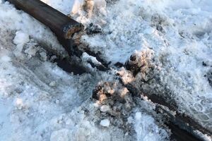 Неизвестные демонтировали небольшой участок железнодорожных путей в Луганской области