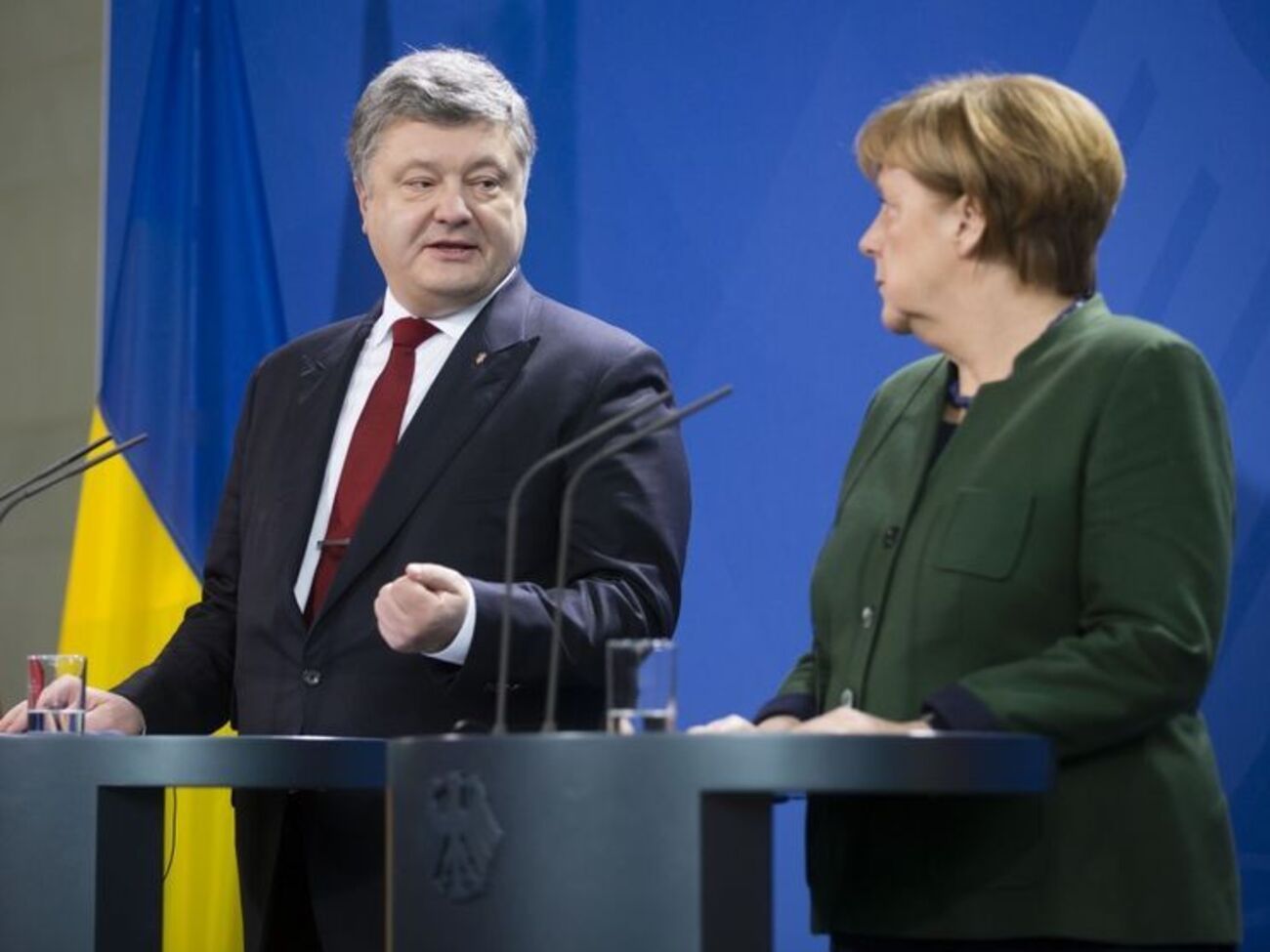 На пресс-конференции с Порошенко Меркель заявила, что нужно сделать все для прекращения огня на Донбассе