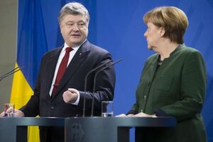 На пресс-конференции с Порошенко Меркель заявила, что нужно сделать все для прекращения огня на Донбассе