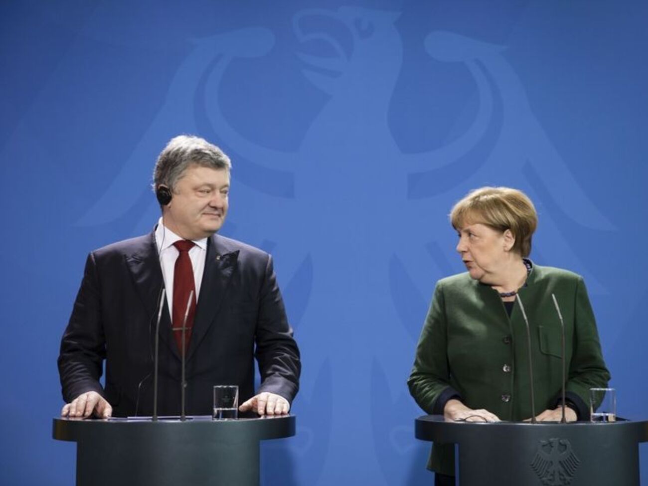 В Германии Порошенко и Меркель провели пресс-конференцию для представителей СМИ