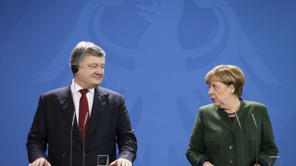 В Германии Порошенко и Меркель провели пресс-конференцию для представителей СМИ