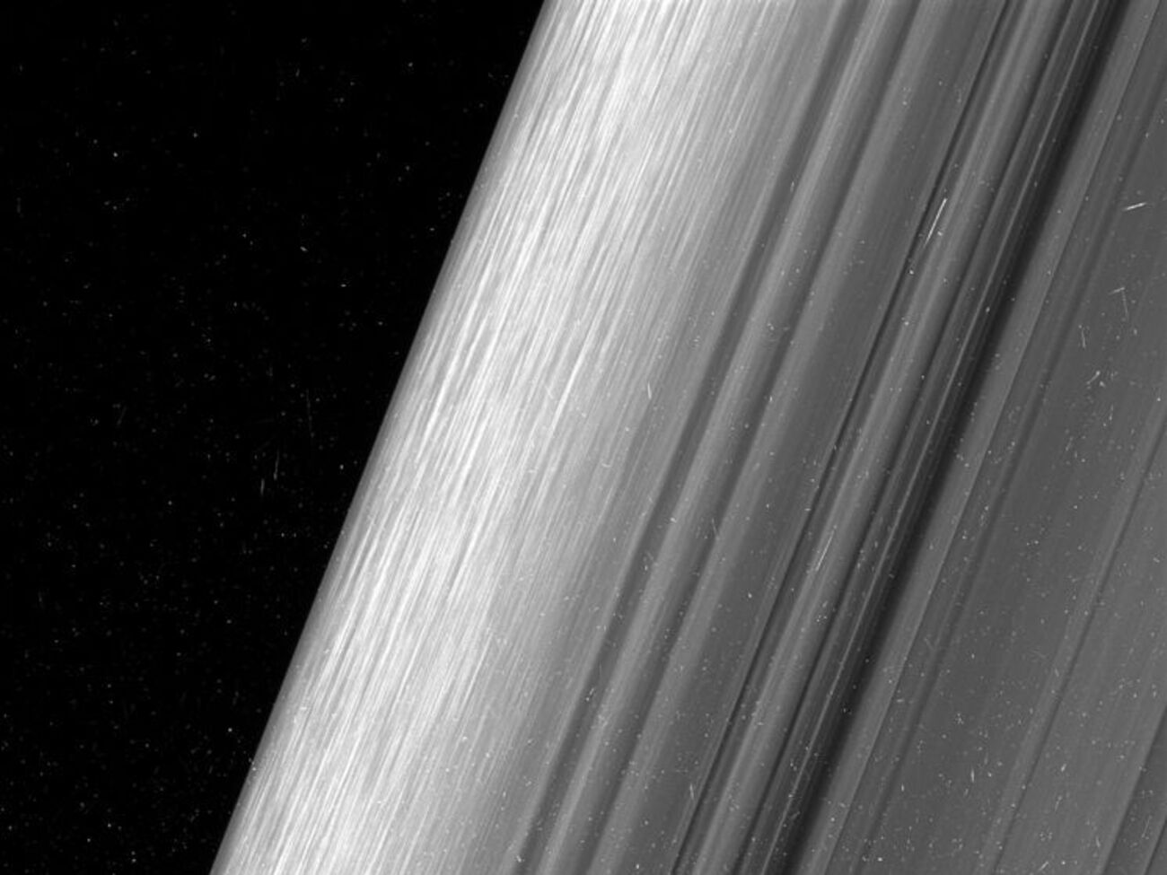 Cassini сфотографировала кольца Сатурна