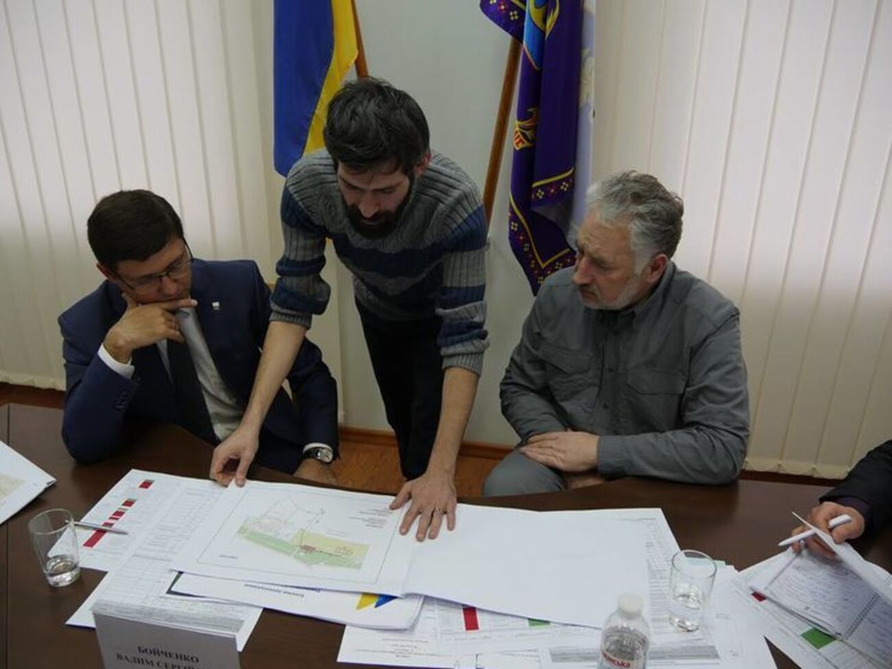 Жебривский (справа):&nbsp;Решения о полномасштабной эвакуации не принимаем. Но уже полностью подготовились к ней