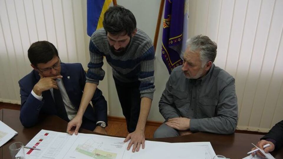Жебривский (справа): Решения о полномасштабной эвакуации не принимаем. Но уже полностью подготовились к ней