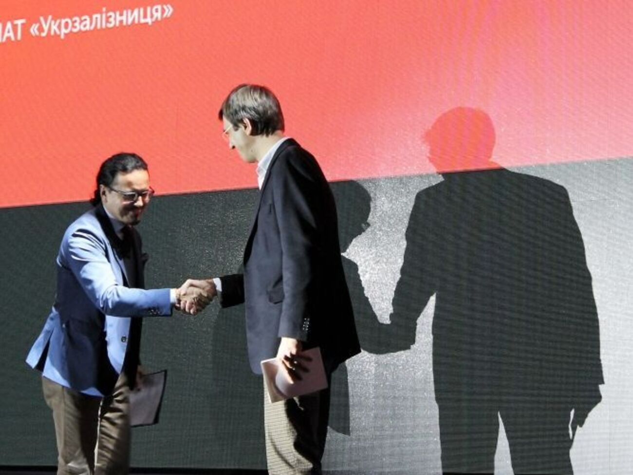 Омелян (справа) считает, что или он, или Балчун (слева) лишится должности