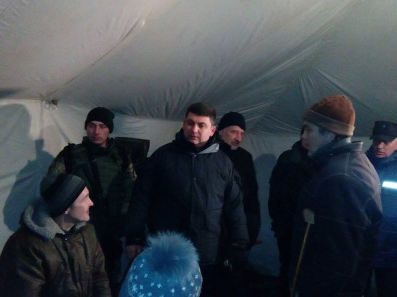 Премьер-министр Украины Владимир Гройсман посетил пункт обогрева, развернутый спасателями