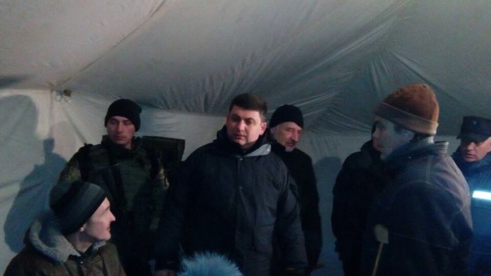 Премьер-министр Украины Владимир Гройсман посетил пункт обогрева, развернутый спасателями
