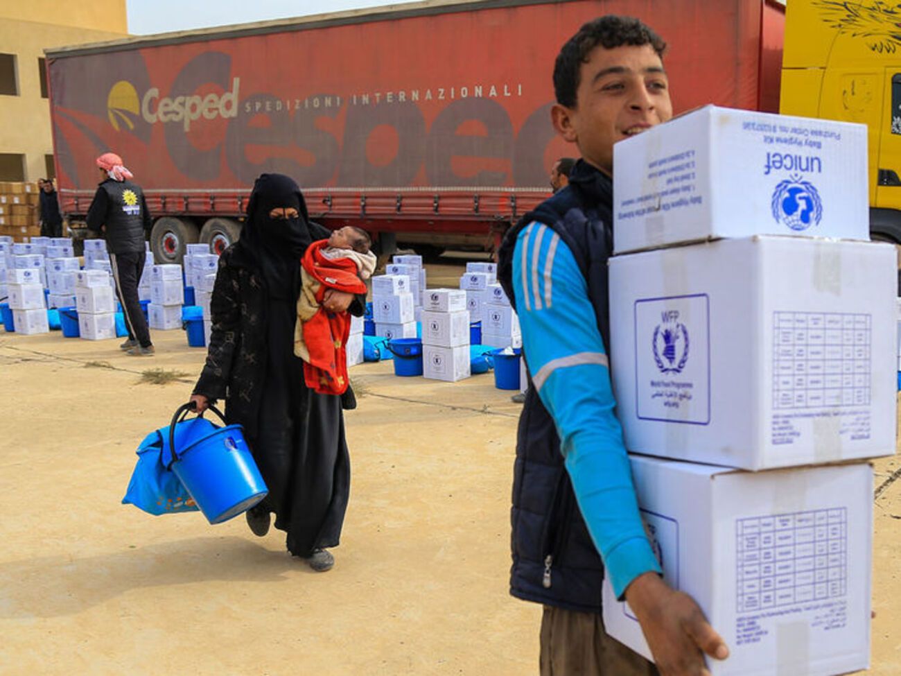 В восточные районы города поступает гуманитарная помощь