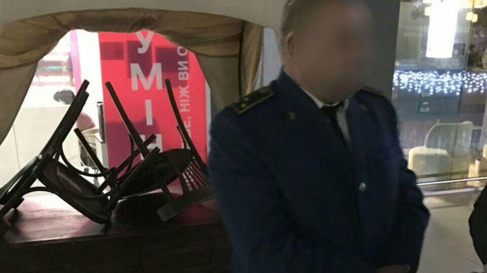 Чиновник наладил механизм вымогательства денег за несоздание искусственных препятствий во время таможенного досмотра багажа