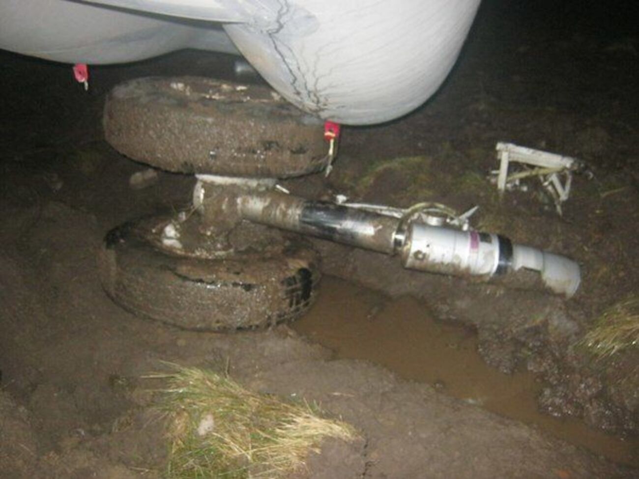 Самолет по-прежнему не убрали со взлетно-посадочной полосы, аэропорт закрыт