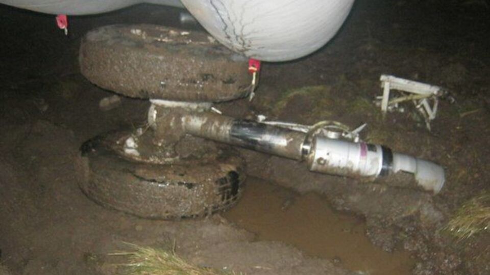 Самолет по-прежнему не убрали со взлетно-посадочной полосы, аэропорт закрыт