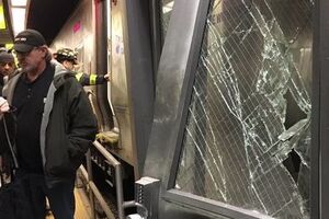 Поезд в Нью-Йорке не остановился на платформе и врезался в ограничительный барьер