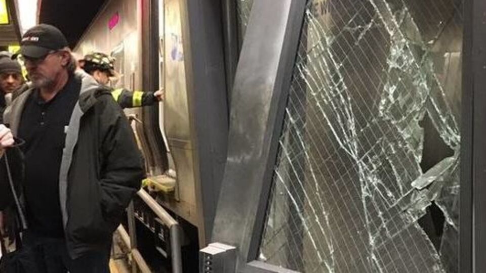 Поезд в Нью-Йорке не остановился на платформе и врезался в ограничительный барьер