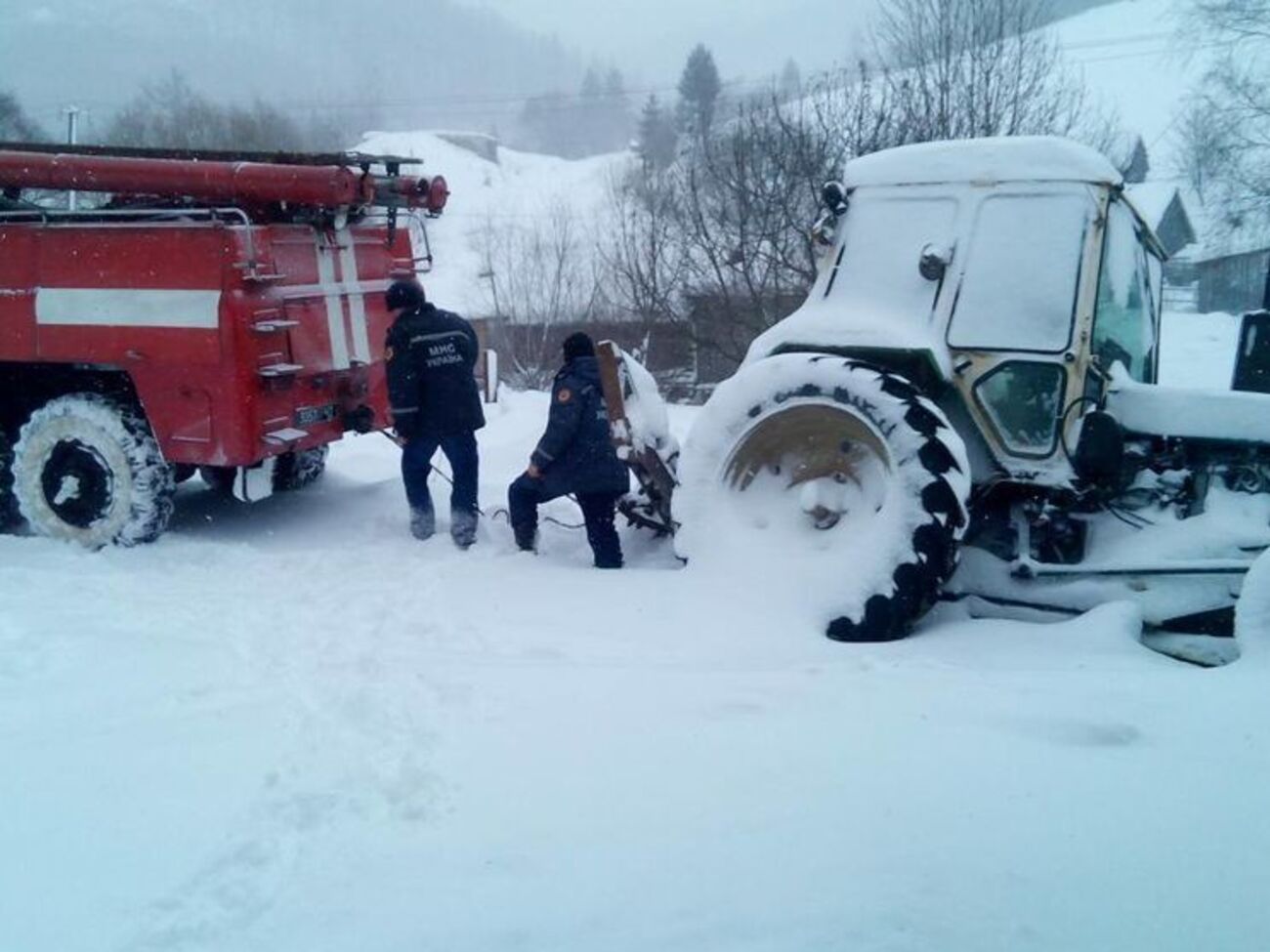 Спасатели продолжают вытаскивать автомобили из снежного плена