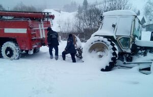 Спасатели продолжают вытаскивать автомобили из снежного плена