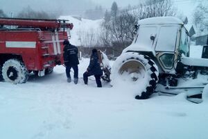 Спасатели продолжают вытаскивать автомобили из снежного плена