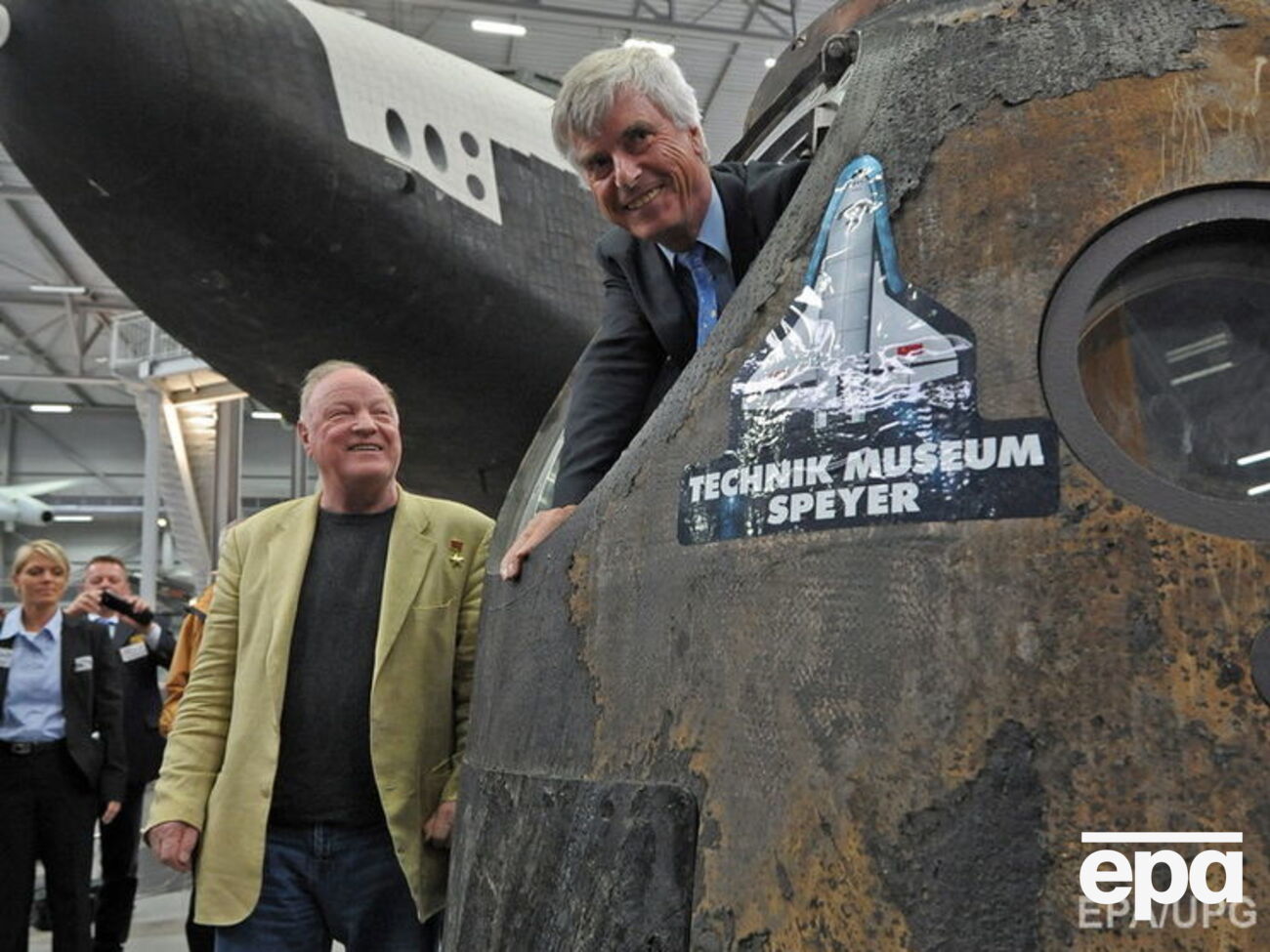 Волк (слева) и немецкий астронавт Ульф Мербольд у капсулы советского космического аппарата "Союз ТМ19"