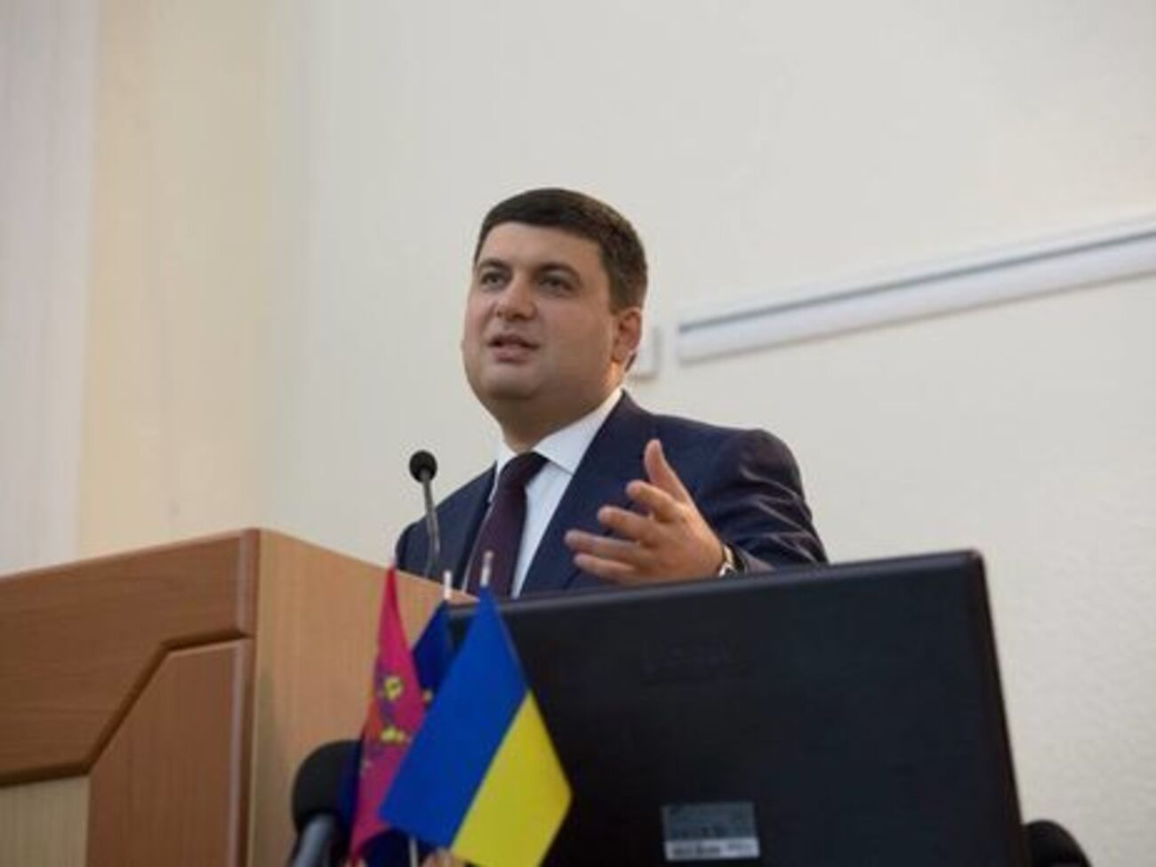 Гройсман получает такую же зарплату, как и министры Кабмина