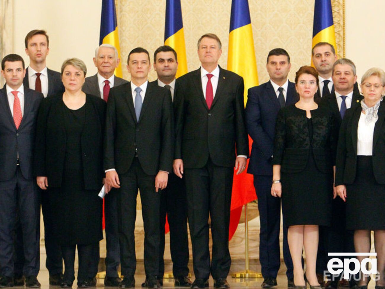 Новое румынское правительство. В первом ряду вторая слева&nbsp;&ndash; Шайдех, третий слева&nbsp;&ndash; Гриндяну, в центре&nbsp;&ndash; президент страны Клаус Йоханнис