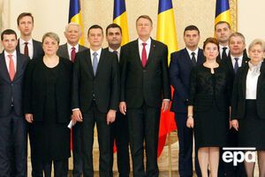 Новое румынское правительство. В первом ряду вторая слева – Шайдех, третий слева – Гриндяну, в центре – президент страны Клаус Йоханнис