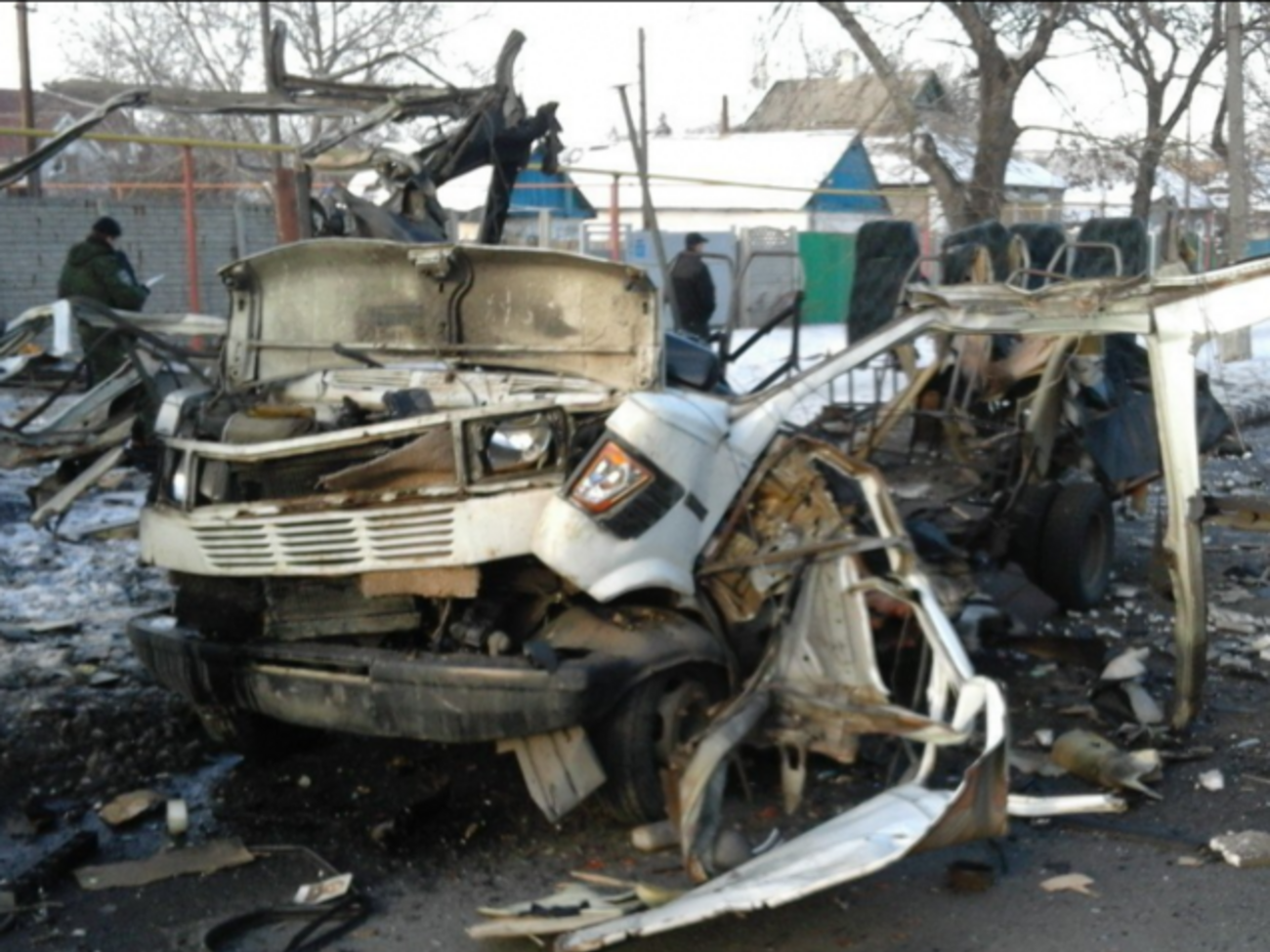 Остатки взорванного автомобиля в Донецке