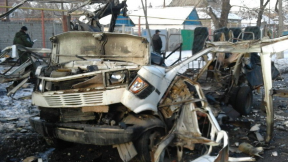 Остатки взорванного автомобиля в Донецке