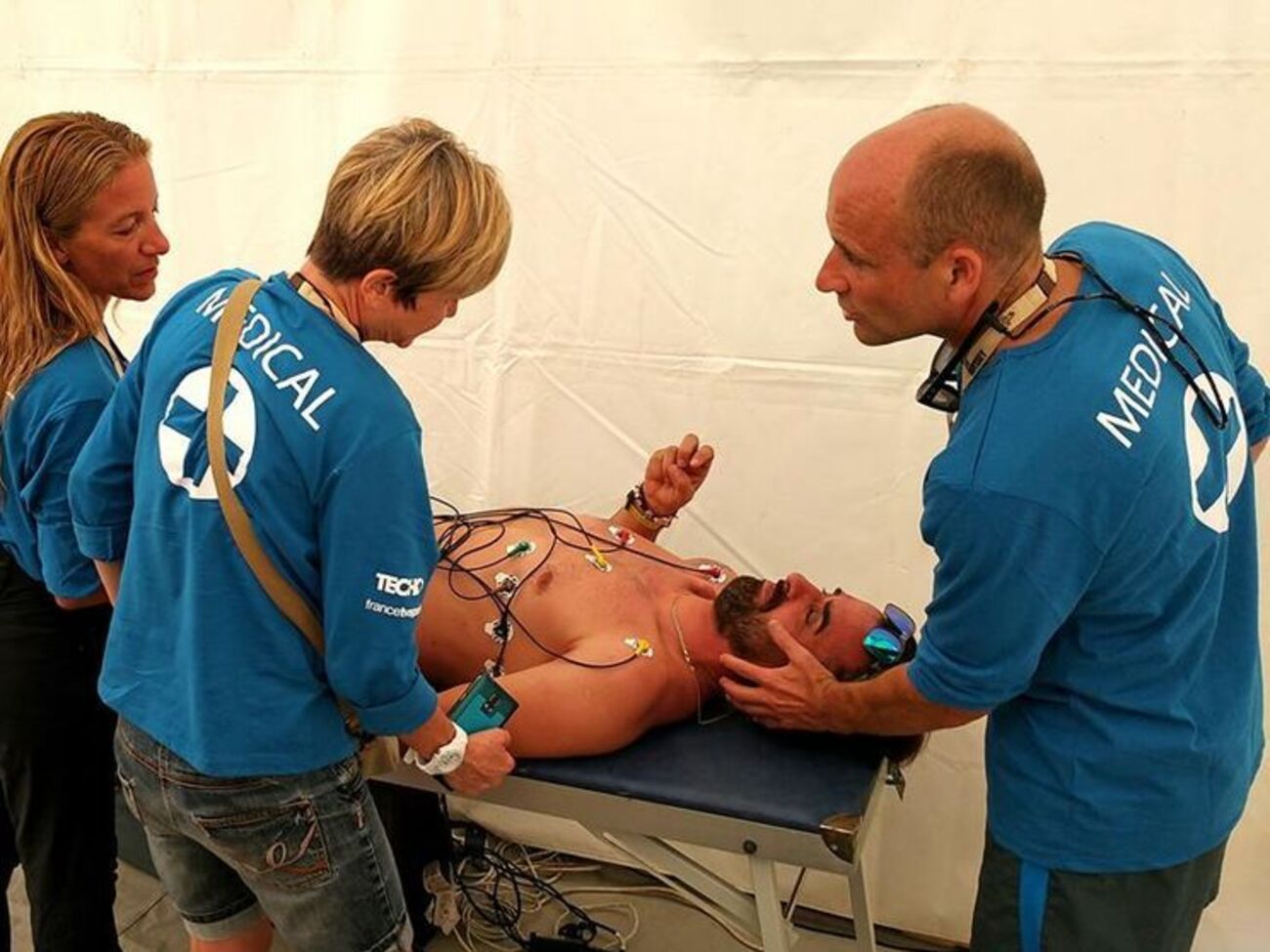 По словам врачей, жизнь Якеша спас его мотоцикл, который провел электричество в землю