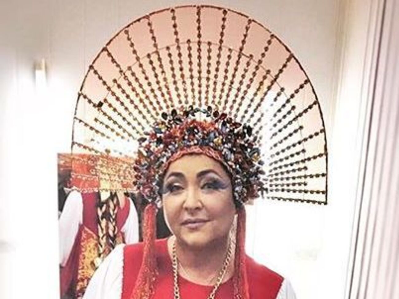 Лолита примерила костюм в русском народном стиле