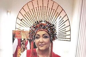 Лолита примерила костюм в русском народном стиле