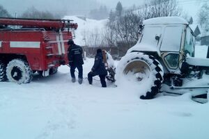 Спасатели помогают отбуксировать грузовой автотранспорт из сугробов