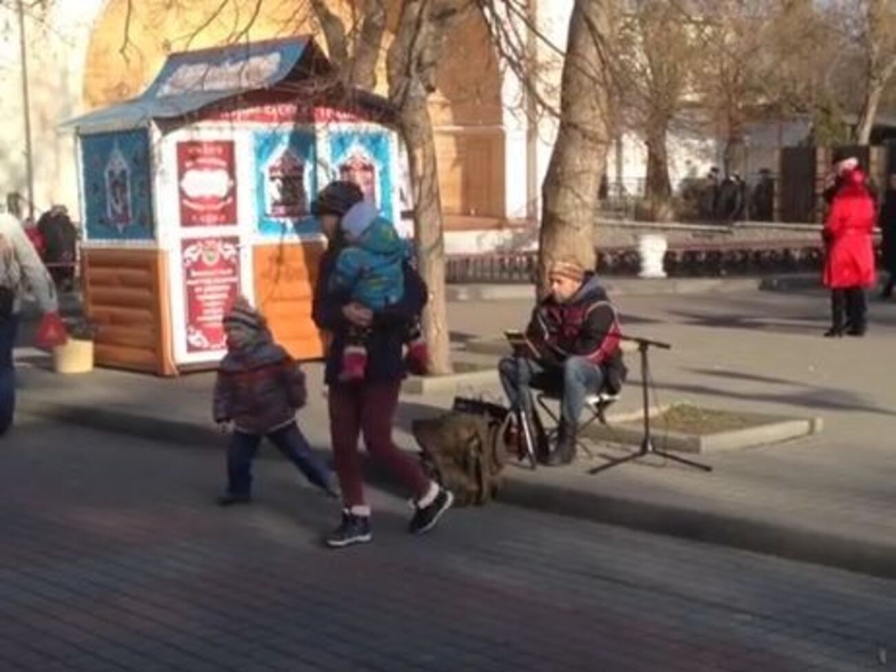 Мужчина пел на одной из улиц оккупированного города