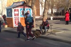 Мужчина пел на одной из улиц оккупированного города