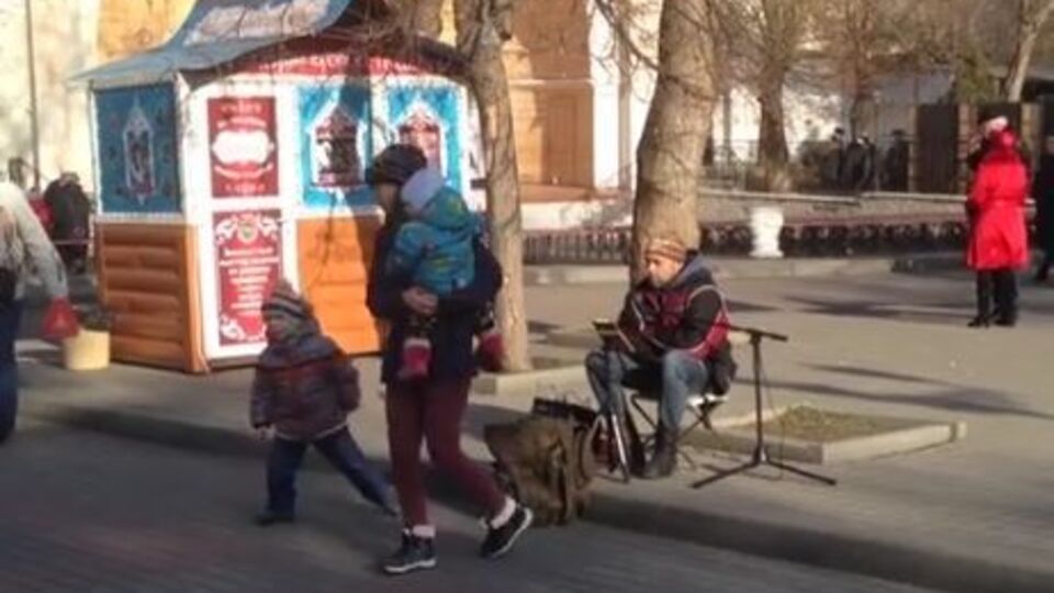 Мужчина пел на одной из улиц оккупированного города