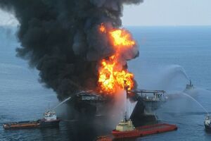 В Мексиканском заливе горела нефтяная платформа