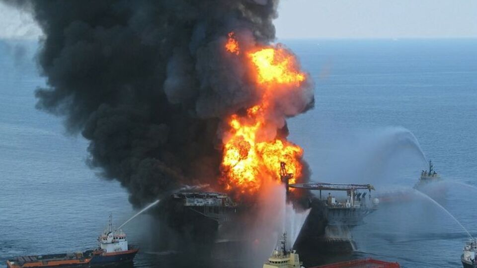 В Мексиканском заливе горела нефтяная платформа