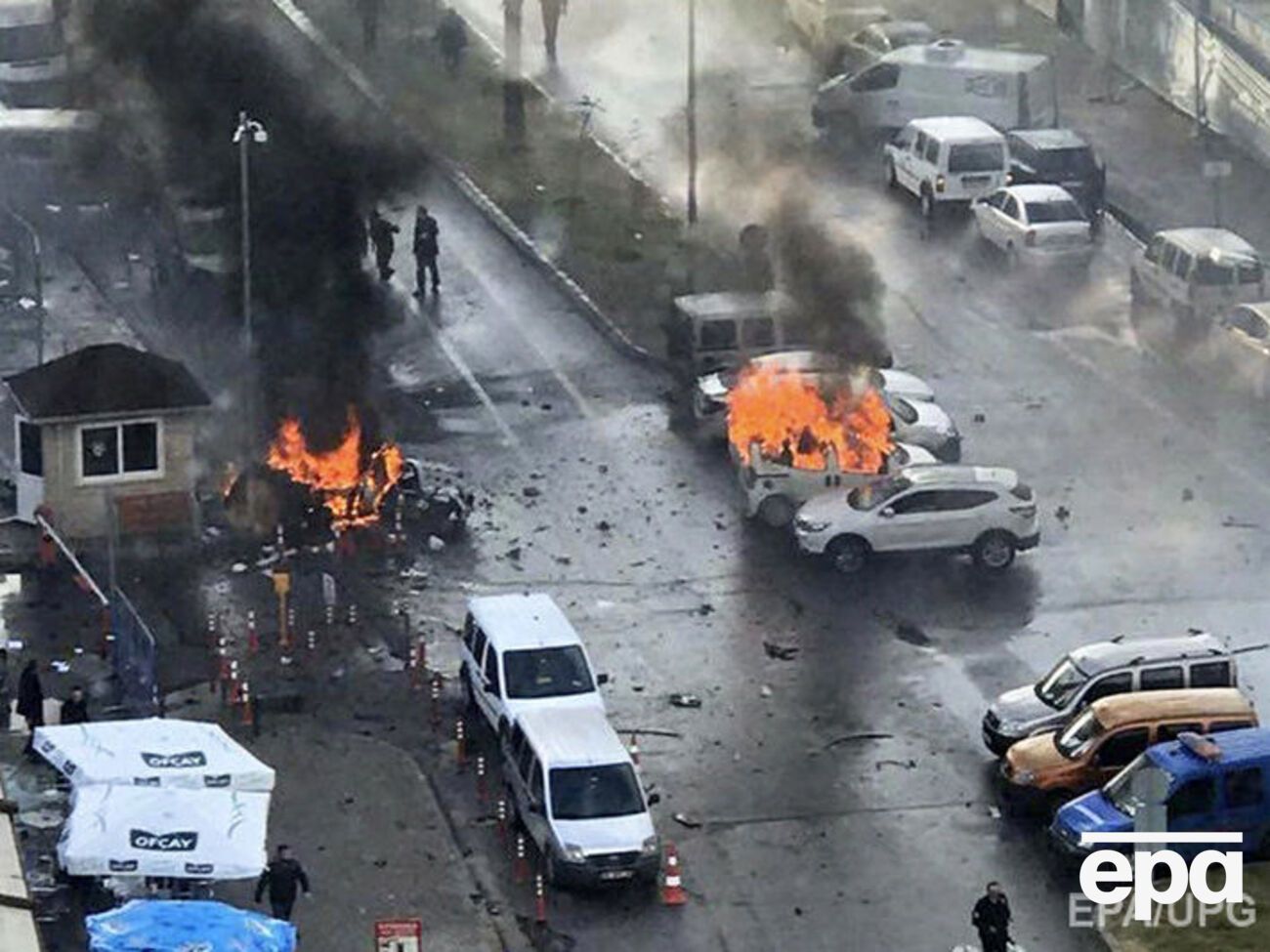 В Измире взорвалась бомба, заложенная в машине