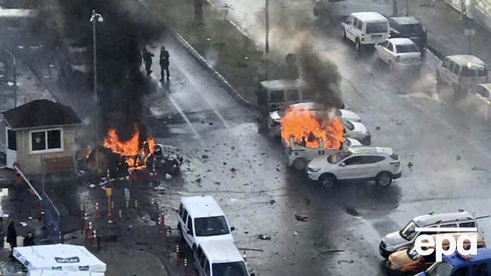 В Измире взорвалась бомба, заложенная в машине