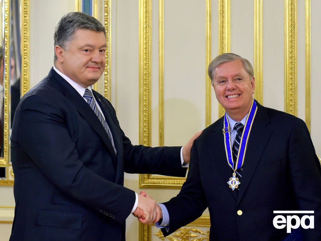 Грэм (справа) в декабре получил награду от президента Украины