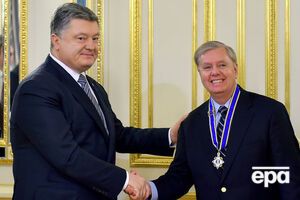 Грэм (справа) в декабре получил награду от президента Украины