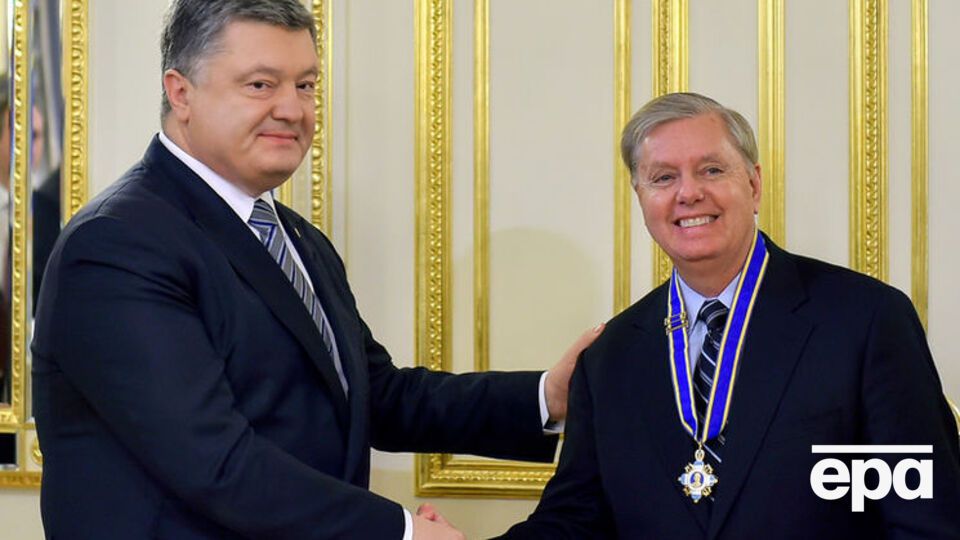 Грэм (справа) в декабре получил награду от президента Украины