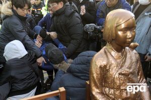 Статуя женщины расположена возле японского консульства