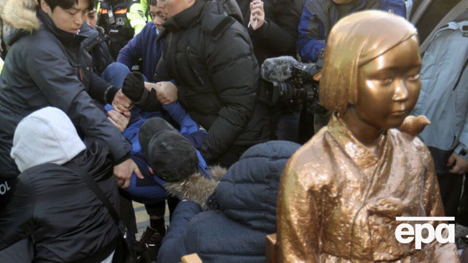 Статуя женщины расположена возле японского консульства