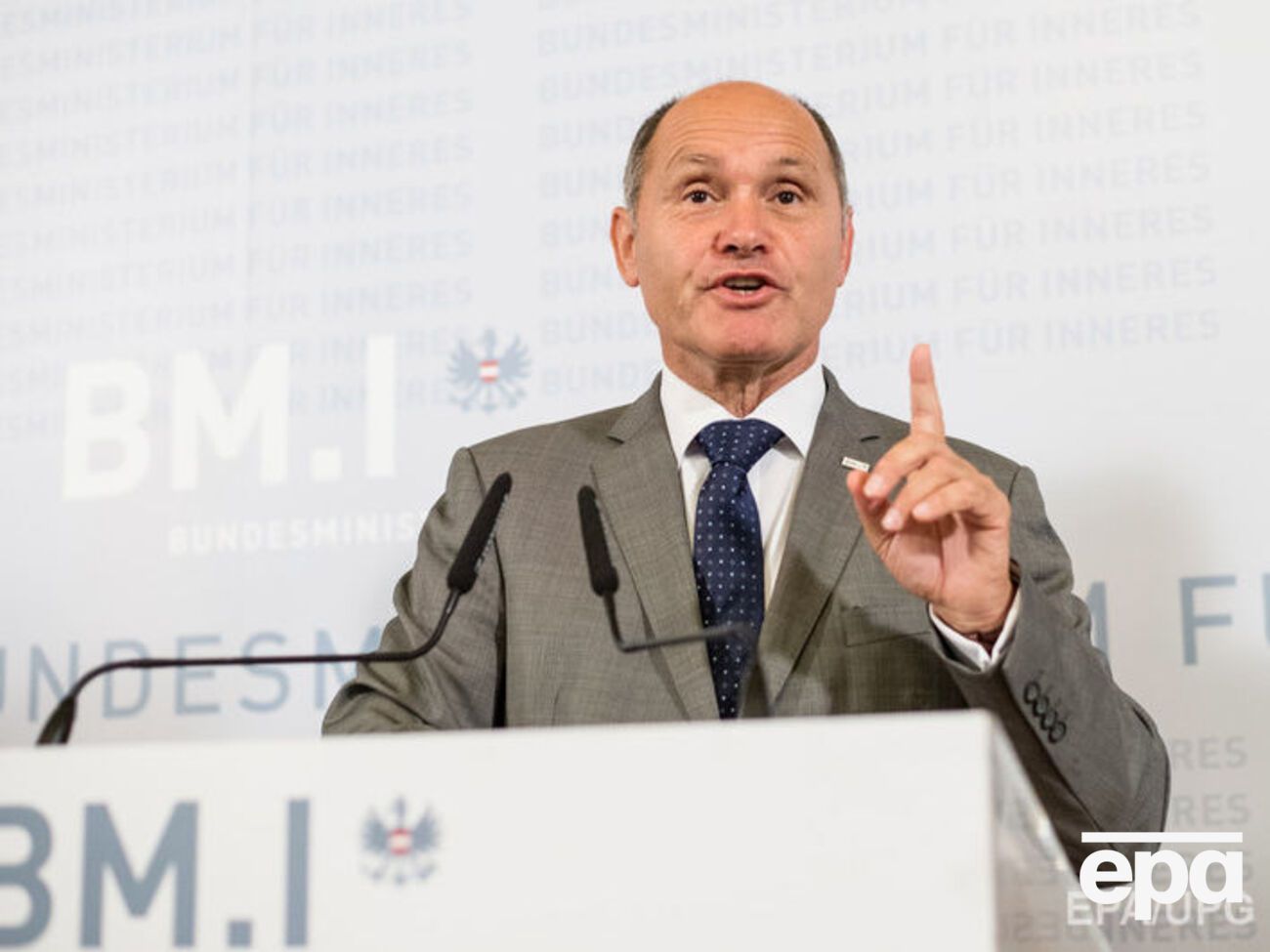 Глава МВД Австрии объявил о продлении пограничного контроля