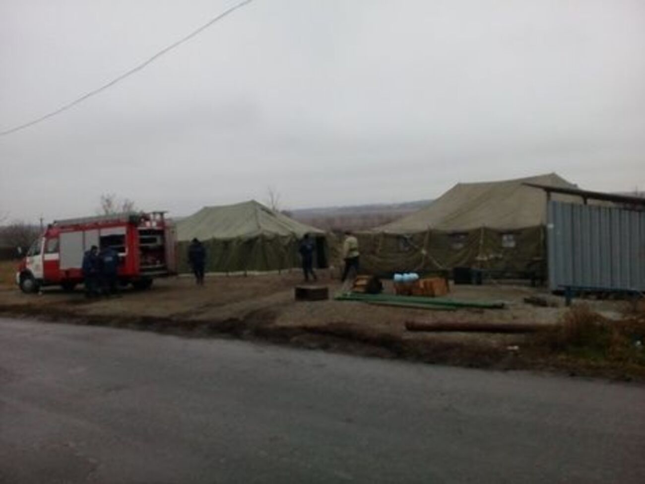 Пункты обогрева представляют собой военные палатки, в которых могут находиться около 25–20 человек