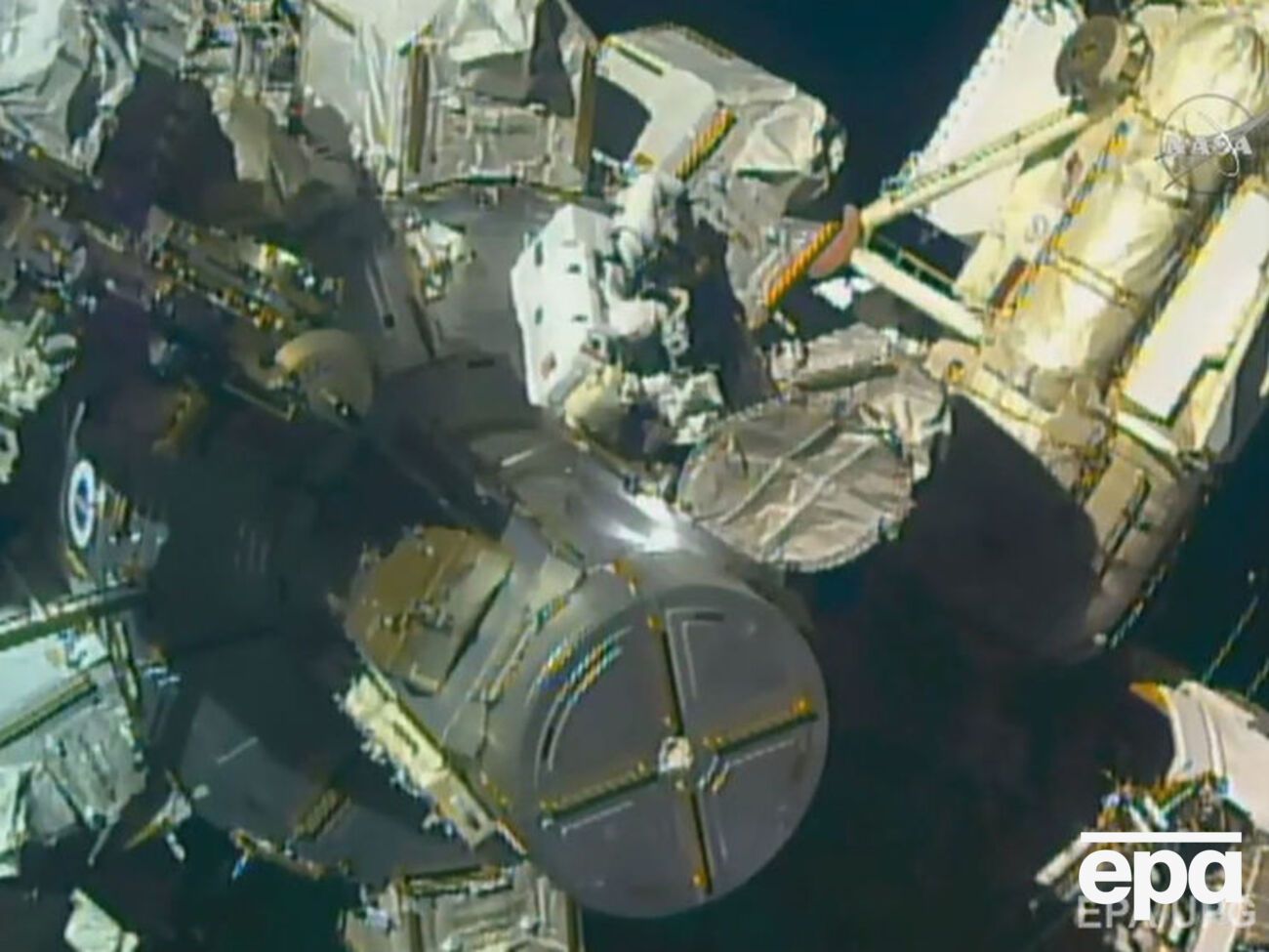 Астронавты впервые в 2017 году вышли в открытый космос