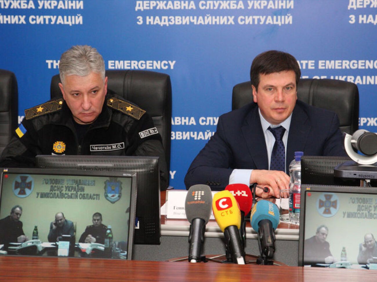 В ГосЧС прошло заседание оперативного штаба по ликвидации последствий непогоды в Украине, в котором приняли участие глава ведомства Чечеткин (на фото слева) и министр Геннадий Зубко