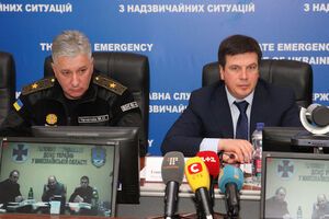 В ГосЧС прошло заседание оперативного штаба по ликвидации последствий непогоды в Украине, в котором приняли участие глава ведомства Чечеткин (на фото слева) и министр Геннадий Зубко
