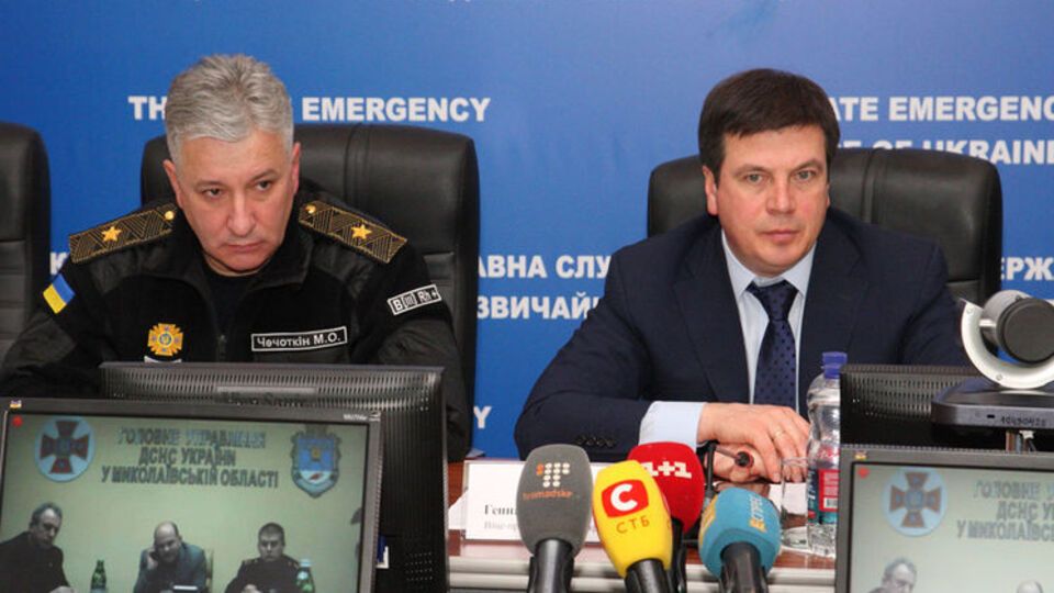 В ГосЧС прошло заседание оперативного штаба по ликвидации последствий непогоды в Украине, в котором приняли участие глава ведомства Чечеткин (на фото слева) и министр Геннадий Зубко
