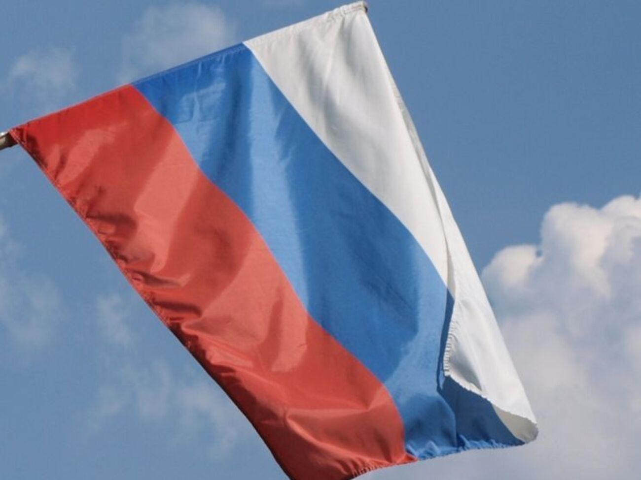 В Севастополе мужчина пытался сжечь российский флаг, но его задержали